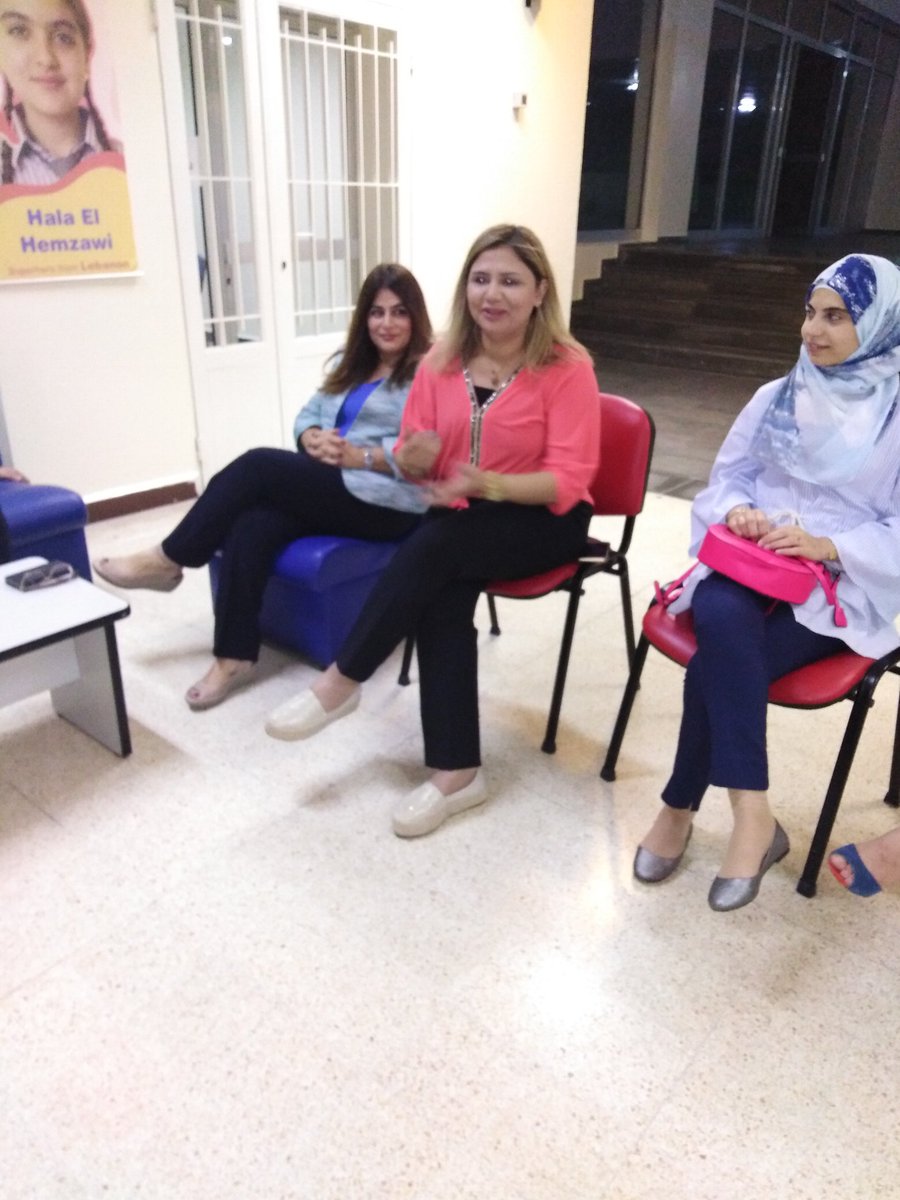 DaferDiana's tweet photo. لقاء تعارفي بدعوة من مديرة المدرسة السيدة غنى نسب جمع بين أطباء عيادة الأسنان المجانية في مدرسة عائشة أم المؤمنين وبعض أعضاء المجلس الإداري لجمعية المقاصد ومديرة السياسات السيدة سهير غندور والدكتور جودت الددا 
#معا لصحة أسنان أولادنا
@MakAishaSchool https://t.co/E71SpCPenA