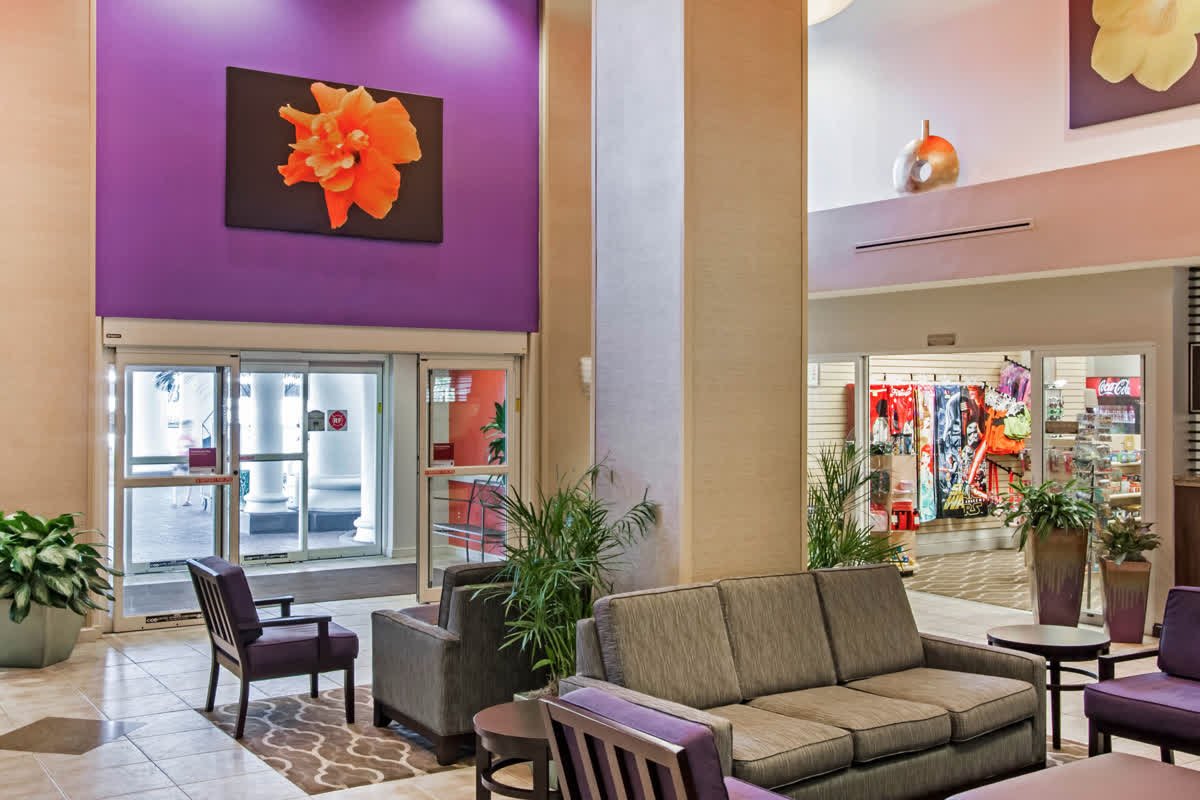 ComfortSuitesFL's tweet photo. Our lobby is warm and inviting.....just what you need after a day of traveling! 
Book your stay today and we will see you soon! 
#ComfortSuitesMaingateEast https://t.co/FjUUQ4VaIJ