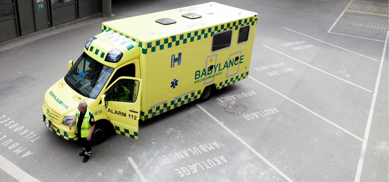 akutberedskabet's tweet photo. Så er Babylancen på vej mod @CPHAirports hvor der inden længe ankommer ambulancefly fra Færøerne. Ombord er neonatalholdet fra @Rigshospitalet , som i nat blev fløjet til Thorshavn for at tage sig af et dårligt barn. Babylancen er døgndækket af en af vores dygtige paramedicinere. https://t.co/z2C2bEYItd