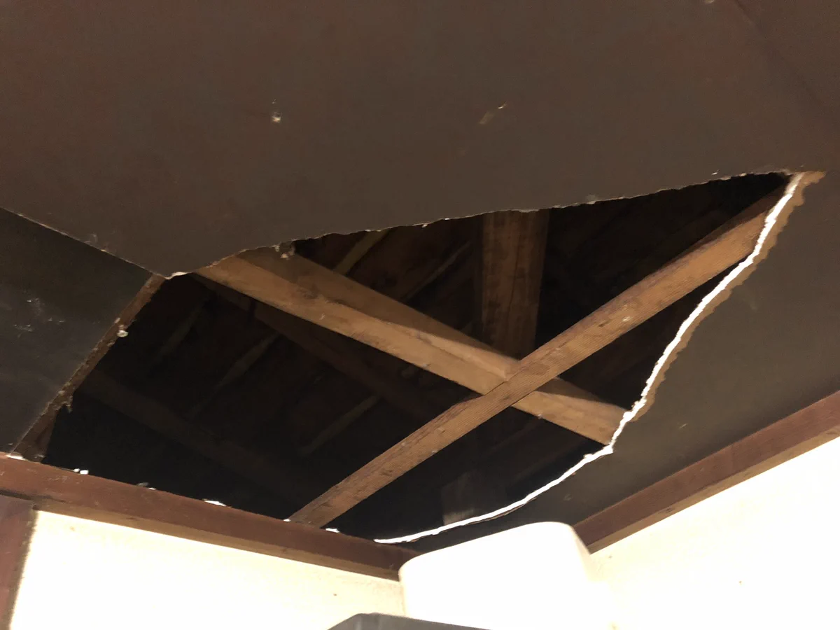 台風の影響で天井から落ちてきた・不発弾！！なぜに！！