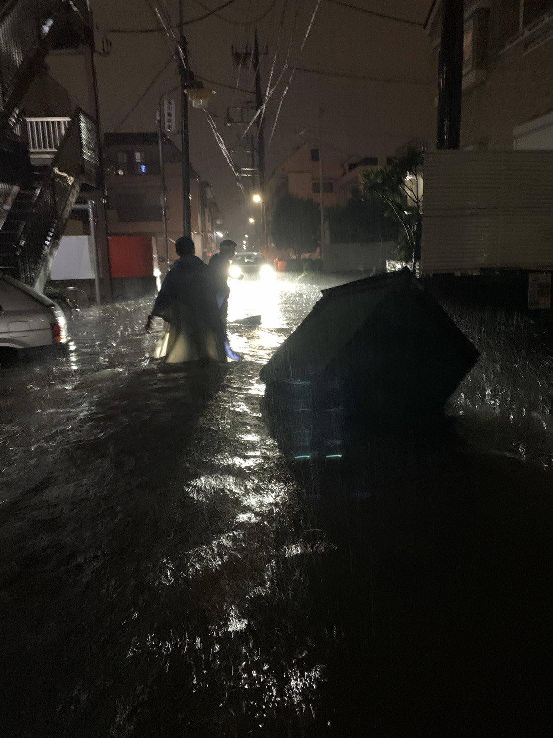 多摩川の氾濫で二子新地周辺が冠水や浸水している現場の画像