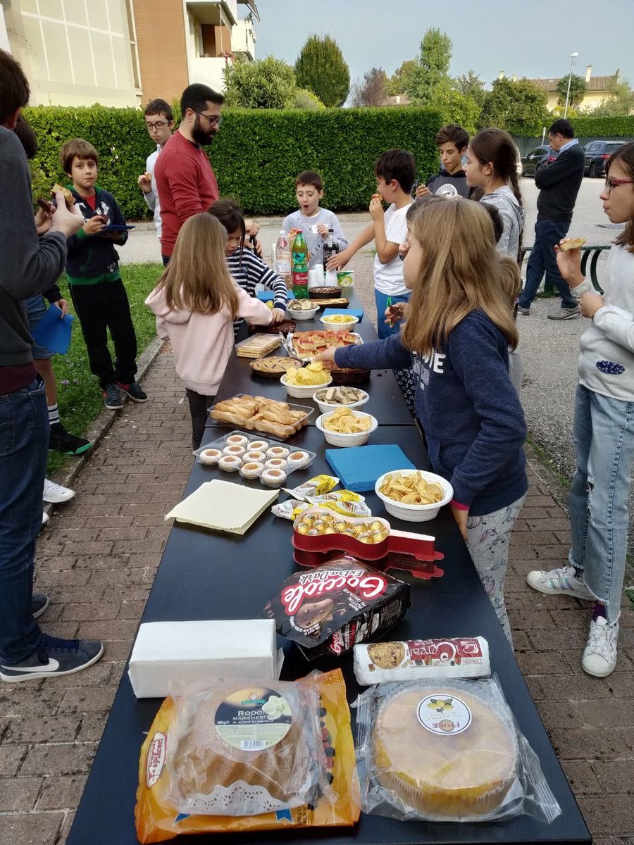 coderdojopd's tweet image. E anche oggi una super merenda all’aria aperta per ricaricare le energie!!! #dojopics #becool