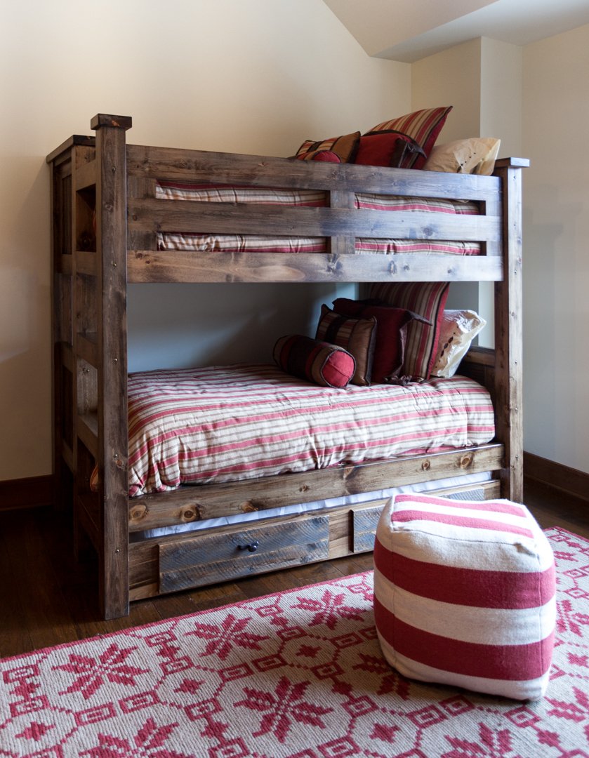 Bunk room, kid approved. Which bunk was your favorite? #toporbottombunk #bunkbeds #designerhomes #bedroomgoals #roomvibe #finditstyleit #housegoals #mountainstyle
Photo: Kat Alves Photography