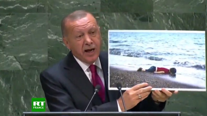 MrEfis79's tweet image. #Erdogan ha mostrato questa foto all'Onu per destare indignazione.

Lui non sopporta le foto dei bimbi morti con il mare come sfondo.

Lo sfondo deve essere montuoso.

#Rojava #Aylan
#KurdishGenocide
#ErdoganWarCriminal