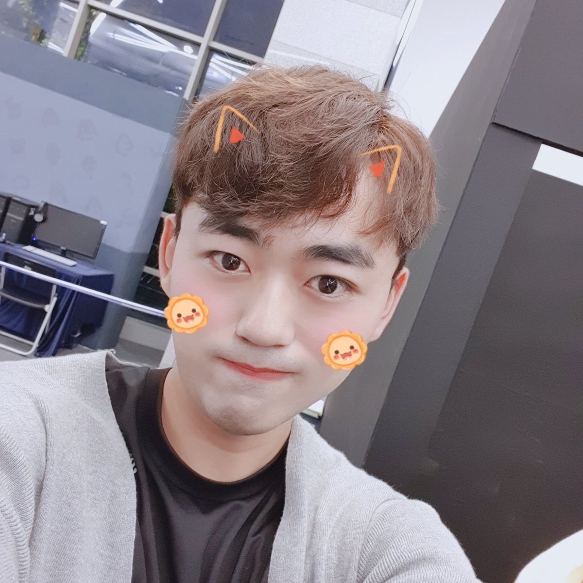 cuttterr's tweet photo. 셀카 귀엽고 깜찍하게 찍어주세요 -> 귀엽고 깜찍하게요 (이게 최대에요..) -> ㄴㄴ 귀엽고 깜찍하게. #GenG #DNCE https://t.co/VE3ptqhjpY