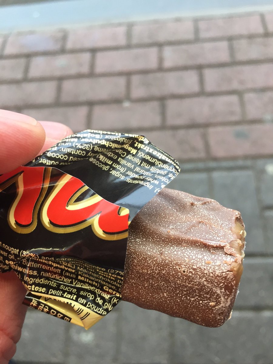 ReardonBrown's tweet photo. @ChocoMars I don’t know how often your chocolate bars are replaced at Guildford train station vending machines. This definitely wasn’t worth £1 https://t.co/s8dPlrdTkv