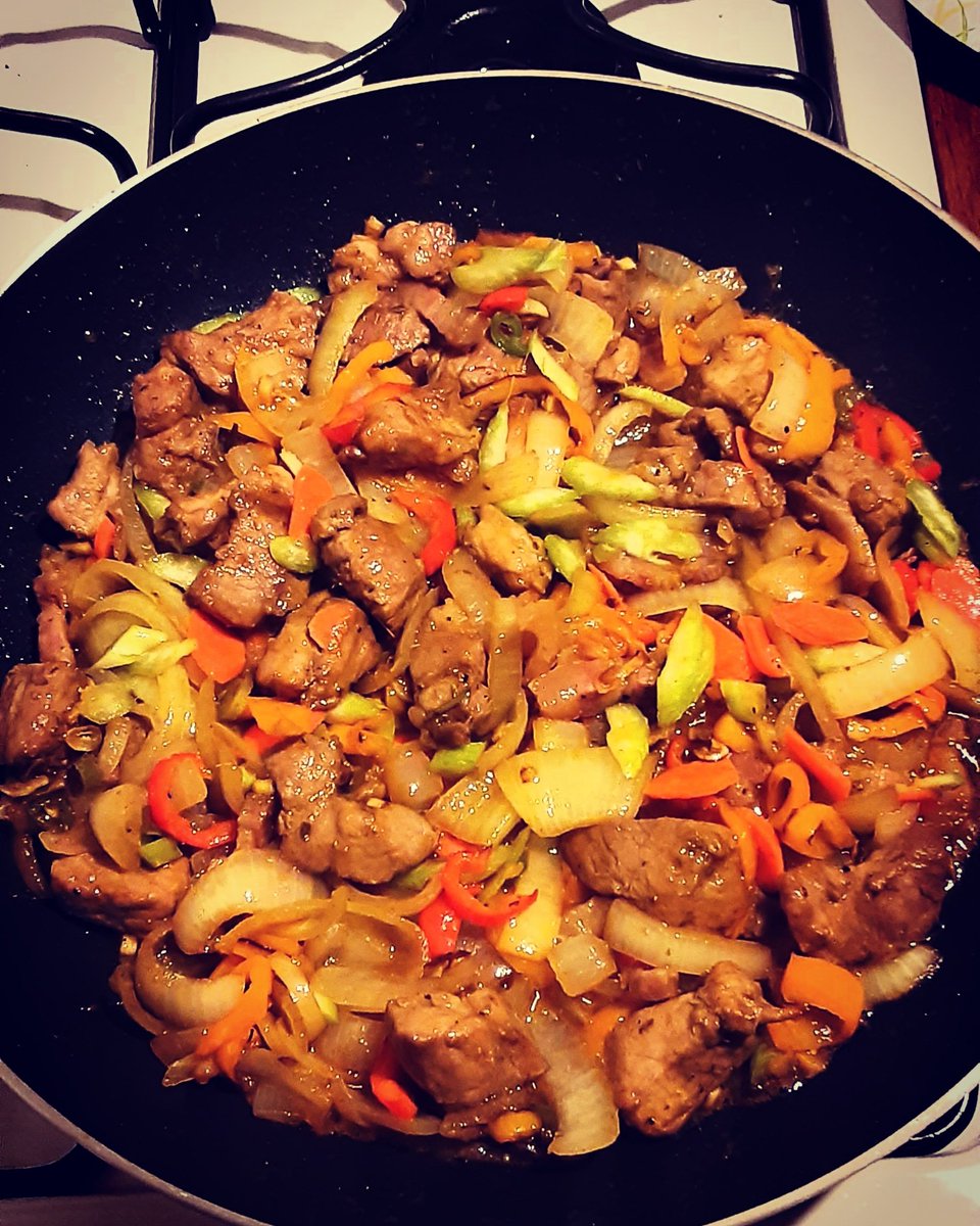 Paulieboy54Paul's tweet photo. Garlic ginger pork.@NimanRanch pork loin, @WholeFoods organic celery, onions,garlic, ginger and carrots. @LakesidePro bell peppers. Inspired by Master Chef 🇹🇭 @IanKittichai 🙏🔥👊🐷💪🐖
#thaifood #avl #eatasheville #visitasheville #createitandplateit #onedayatatime #serenity #pma https://t.co/klXicCbifK