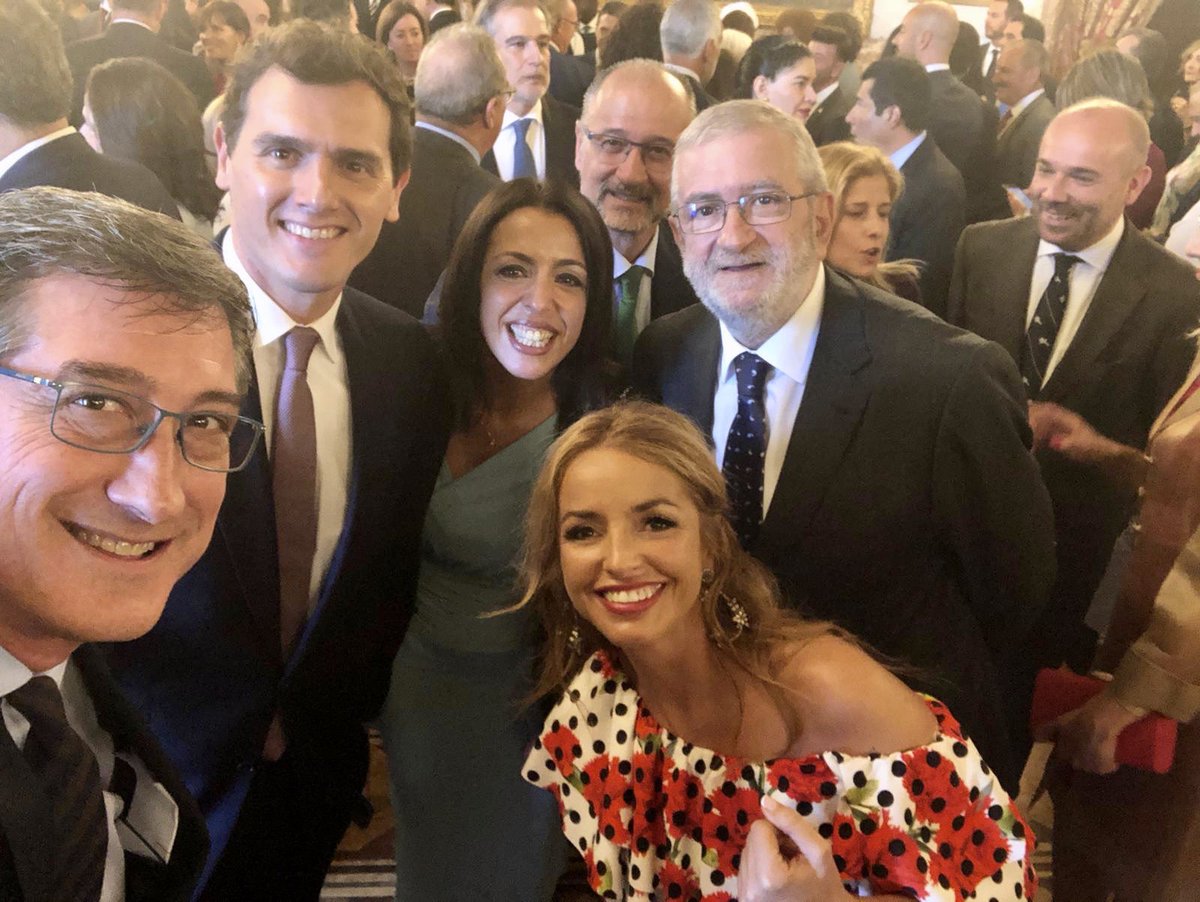 Los presidentes de parlamentos autonómicos de <a href="/CiudadanosCs/">Ciudadanos 🇪🇸🇪🇺</a> #Andalucia #CastillaLeon #Madrid y #Murcia con nuestro Pte <a href="/Albert_Rivera/">Albert Rivera</a> en la recepción <a href="/CasaReal/">Casa de S.M. el Rey</a> con motivo de la Hispanidad. Mediodía en el Palacio Real
