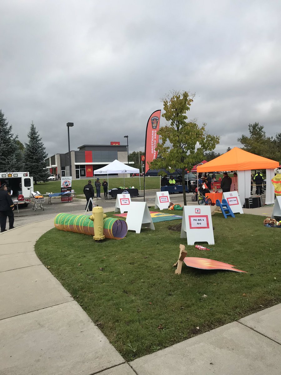 BrantfordFire's tweet photo. Things are just getting started at our Fire Prevention Week Open House at 4 Station (400 Colborne St. West) Come on out! Hot Dogs are ready thanks to @StrodesBBQ  &amp; so are our community partners. @BrantParamedics @BrantfordPolice  @homeandsafety @HomeDepotCanada @BrantfordPower https://t.co/DGMPiY4dN7