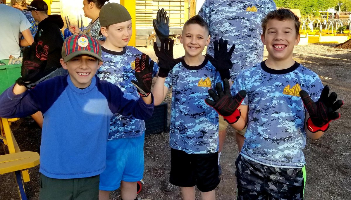 KPB_AZ's tweet photo. Pack 100 living up to the Cub Scout motto 'Do Your Best' this morning at our Pierson Street Community Garden!!
@gcc_bsa
💯💪🌍👨🌾👩🌾
#KPBGardens #SecondSaturday #Pack100 #DoYourBest #CubScouts #GreatVolunteers #GivingBack #DoBeautifulThings https://t.co/l6ntYz83dK