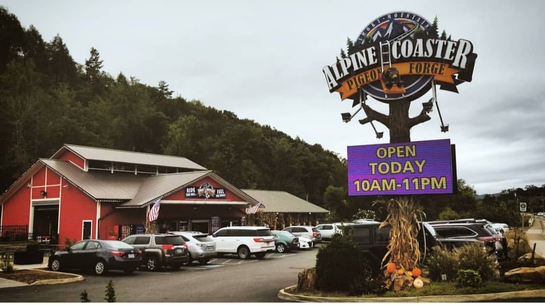 AlpineCoasterTN's tweet photo. Experience the Thrill at 867 Wears Valley Rd, one mile from traffic light #3 on the Parkway in Pigeon Forge 🎢 Open until 11 pm tonight!
#smokymountains #smokymountainalpinecoaster #rollercoaster #ridethehillfeelthethrill #mountaincoaster #pigeonforge #sevierville #gatlinburg https://t.co/uSXGc7Q8j3