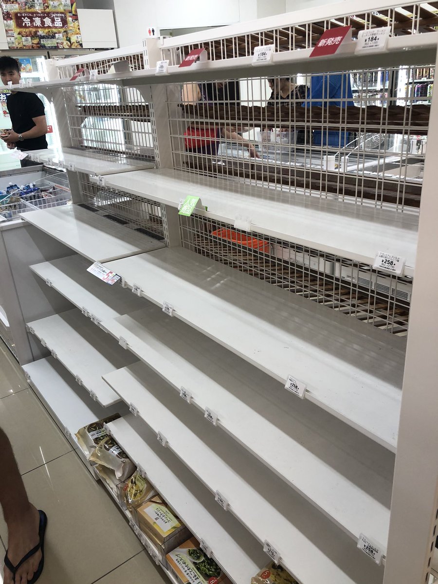 Lucky we got in early. Empty food shelves throughout Tokyo  ☔️#TyphoonHagibis