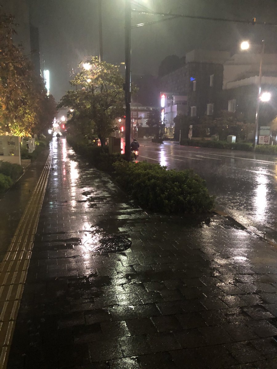 ayurion's tweet image. 二子玉川駅、高島屋前あたり
消防車や警察が多摩川方面に向かうサイレンがすごい

#二子玉川　#多摩川　#多摩川氾濫