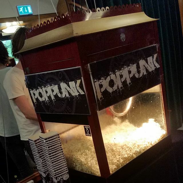 Punkfestival på Roxy så vad är inte mer punk än att bryta mot Roxy popcornförbud