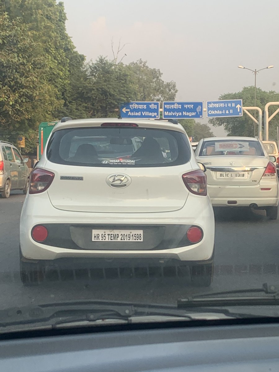 sonalbahuguna's tweet image. @DelhiTrafficPol @dtptraffic this fellow is driving absurdly on road. #drivingsense #drivingindelhi #trafficrules
