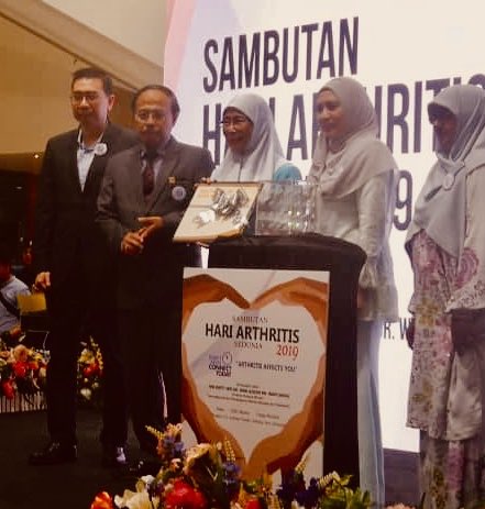 ArthritisFM's tweet photo. Terima kasih kepada @drwanazizah kerana melapangkan masa untuk merasmikan aktiviti #WorldArthritisDay di Subang Parade pagi tadi. Ramai pesakit menhadapi sengsara kesakitan sendi pada masa yang paling produktif dan reproduktif. “Don’t delay, connect today” #arthritis https://t.co/npVTfc0ggE