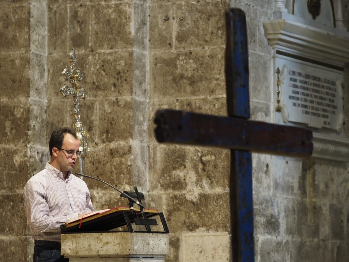 La cruz de Lampedusa estará mañana en la iglesia de los jesuitas en las eucaristías de 20.15 y 21.15 h. La cruz construida con restos de barcos de refugiados es testigo silencioso del drama de muchos migrantes huyendo de condiciones inhumanas.