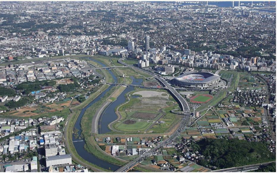 Yanase Hiroichi 国道16号線 日本 を創った道 On Twitter 横浜下流部が水害にならないよう鶴見川 新横浜駅近くに設けられている多目的遊水地 ラグビー会場の横浜スタジアムもここ こういう平時の仕組みが災害を防ぐ 今この遊水池に川水を流し込み洪水を防いでる