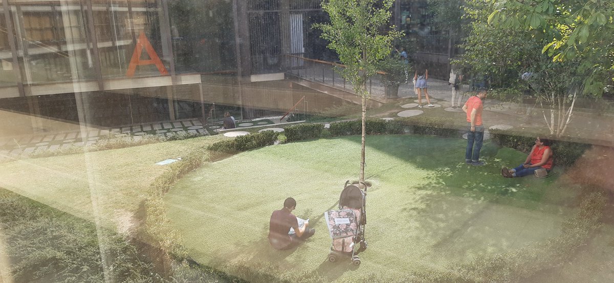 Gente que viene a ver la exposición y luego se echa un solecito en el jardín. 
#planesdesabado #worldpressphoto #coam