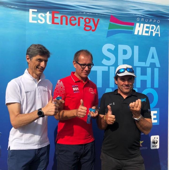 Allo stand #GruppoHera ed #EstEnergy, anche Gialuz, presidente di #Barcolana51, e Benussi, vincitore dell'ultima regata, con AD multiutility Venier. Hanno partecipato al gioco solidale #SplastichiamoIlMare e mostrano il gadget premio: il pesce di plastica riciclata #Aliplast!