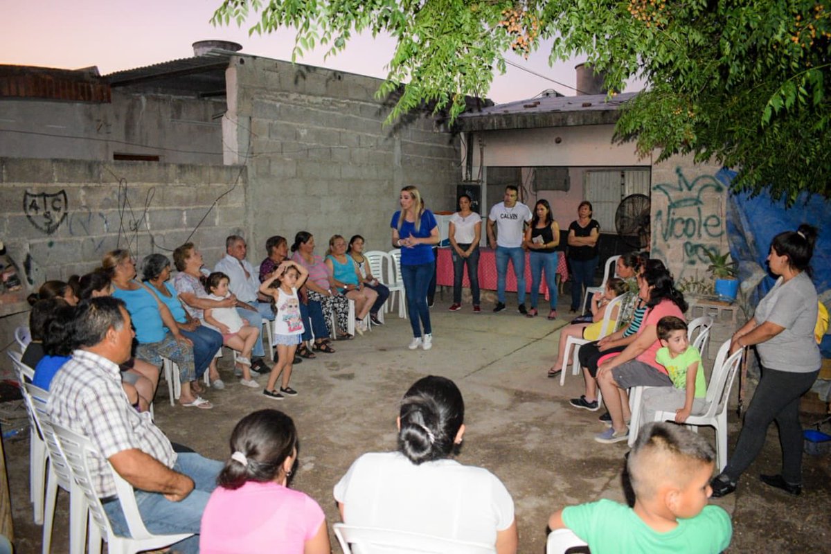 ALCIRA08's tweet photo. Continuamos el recorrido por los barrios llegamos a casa de Adita barrio 20 de mayo 
Junto A los candidatos del Frente de T☀️d☀️s
Hermoso recibimiento de los vecinos 
#RicardoQuintelaGobernador
#TereMaderaIntendente
#GabyAmorosoVice 
#EsConTodos https://t.co/BlfVvTIiEj