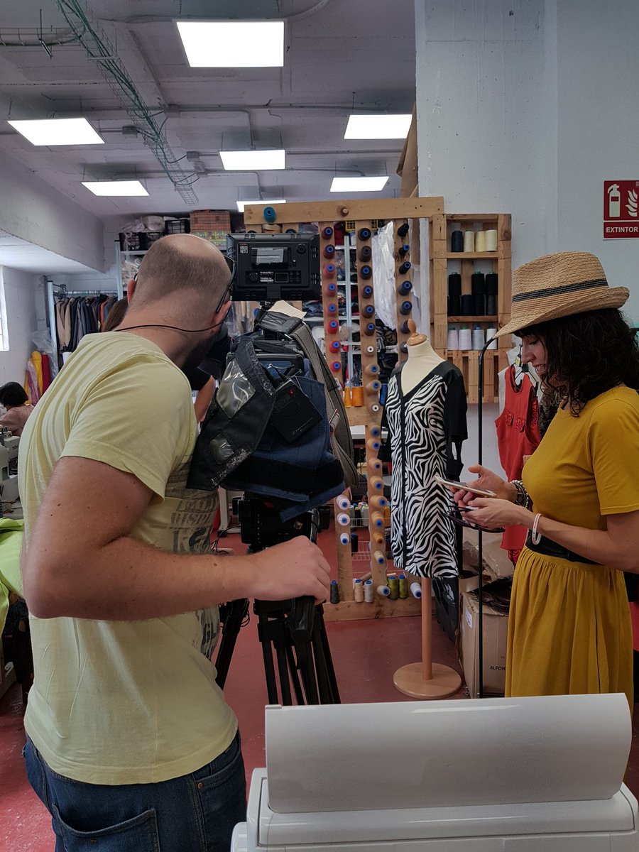 Customizando_co's tweet photo. Ayer vinieron a grabarnos al local, y hoy podrás ver el reportaje de #SlowFashion ♻👗 en el que saldremos con los compañeros y compañeras de @CircularProject y @ecoalf 
¿Dónde? En @informativost5 a las 15.00 😉 https://t.co/a2MnK2SvTT