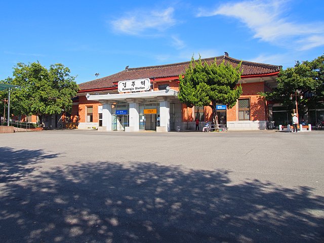 抹茶 韓国鉄道公社 慶州駅 駅舎 中央線 慶州市 慶州市の中心部にある駅ですが 市の玄関駅としての役割はktxの新慶州駅に移行しており 路線のルート変更により廃止予定となっています 新羅様式建築の素敵な駅舎です 抹茶 韓国鉄道公社 慶州駅 駅舎 中央線 慶州市 慶州市の中心部にある駅ですが 市の玄関駅としての役割はktxの新慶州駅に移行しており 路線のルート変更により廃止予定となっています 新羅様式建築の素敵な駅舎です