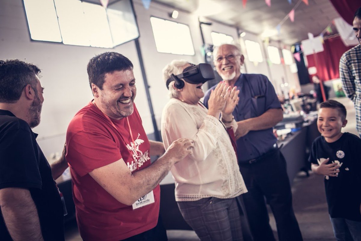 fablabsevilla's tweet image. Divulgar en eventos como #demolabmaker, Llerena, las posibilidades y los trabajos de los estudiantes de @ETSASevilla con realidad virtual y acercar estas experiencias a cualquier persona sin importar la edad, como nuestra voluntaria de más de ochenta años, es el camino a seguir.