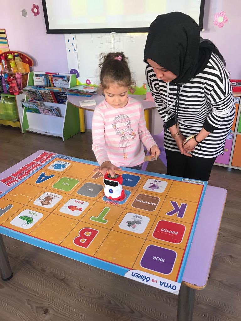 NYSAnaokulu's tweet photo. Öğrencilerimiz bilgisayarsız,bilgisayarlı ve robotla kodluyor ; eğlenerek öğreniyorlar. #CodeWeek #CodeWeekHarezmi @tuncay_morkoc @memleventyazici @Istanbul_ILMEM @izekier53 @OzilLevent @gokcimen03 @umraniyemem @harezmimodeli @okuloncesi34MEM @harezmiumraniye https://t.co/NCor2CMmdj