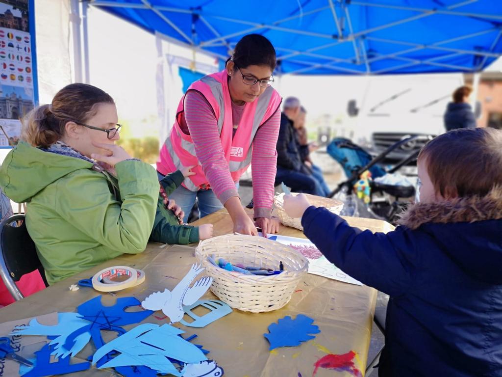 prag_artiday's tweet photo. We @EEALondon @amyannkemp1 are at #CuttySark delivering #Free family workshops for @Grnwchperforms #Octfest
Come down and join us for the workshop and for the parade at 3:30pm! #Greenwichhour https://t.co/55hCTsmYe8