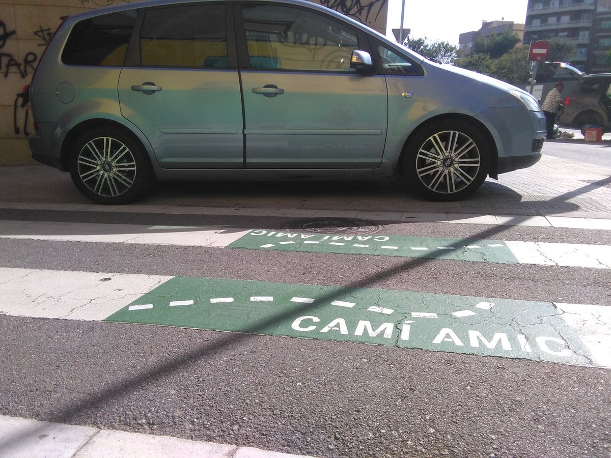 joliverago's tweet photo. Doblete d'infraccions: sobre la vorera i en #camiamic #onsonelscamins #Badalona @pacifiquemBDN https://t.co/NEf5IQtM8t