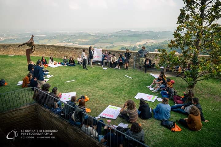 Socialseed_'s tweet photo. Bellissimi momenti di confronto al #gdboff con studenti e giovani ricercatori. Abbiamo definito le sfide del Terzo Settore 2030 e le abbiamo raccontate alle #GdB2019. Grazie a @exfadda per essersi raccontata! https://t.co/FEKn1q8rXD