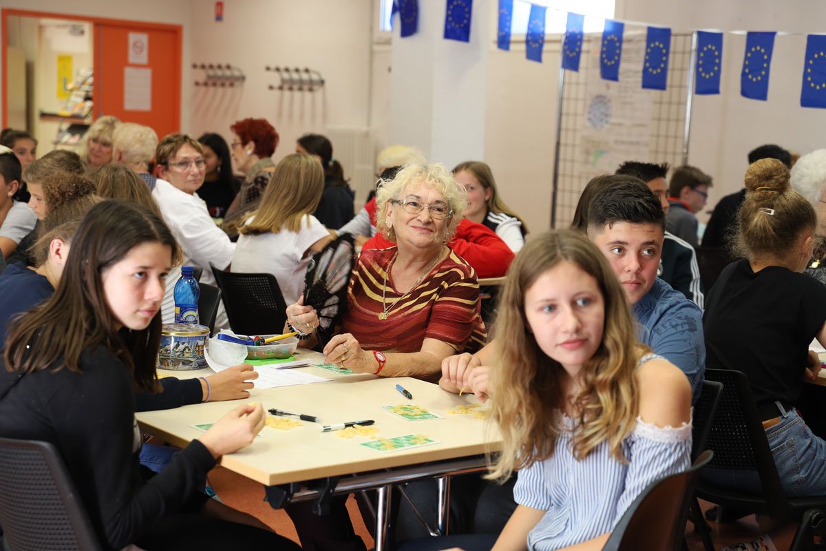 VilleFrontignan's tweet photo. 🔵 La #SemaineBleue2019 s'ouvre sur le monde avec une édition spéciale du #CaféDesLangues #intergénérationnel ! 

➡️ Luisa Bussu, actuellement en Service Volontaire Européen #SVE à #Frontignan était aux manette d'un #loto 100% #Italien 🇮🇹 

#VilleDeFrontignan #senior #europe https://t.co/MvgvA6P5bR