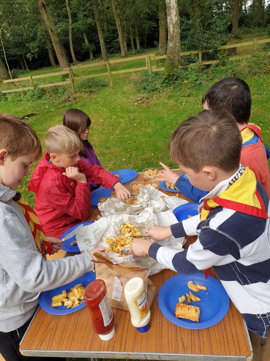 Younger scouts having chips on cheap as chips camp <a href="/1stBulkington/">1st Bulkington Scout Group</a> <a href="/NuneatonScouts/">Nuneaton District Scouts</a> <a href="/WarksScouts/">Warwickshire Scouts</a> #GetOutdoors #scouts