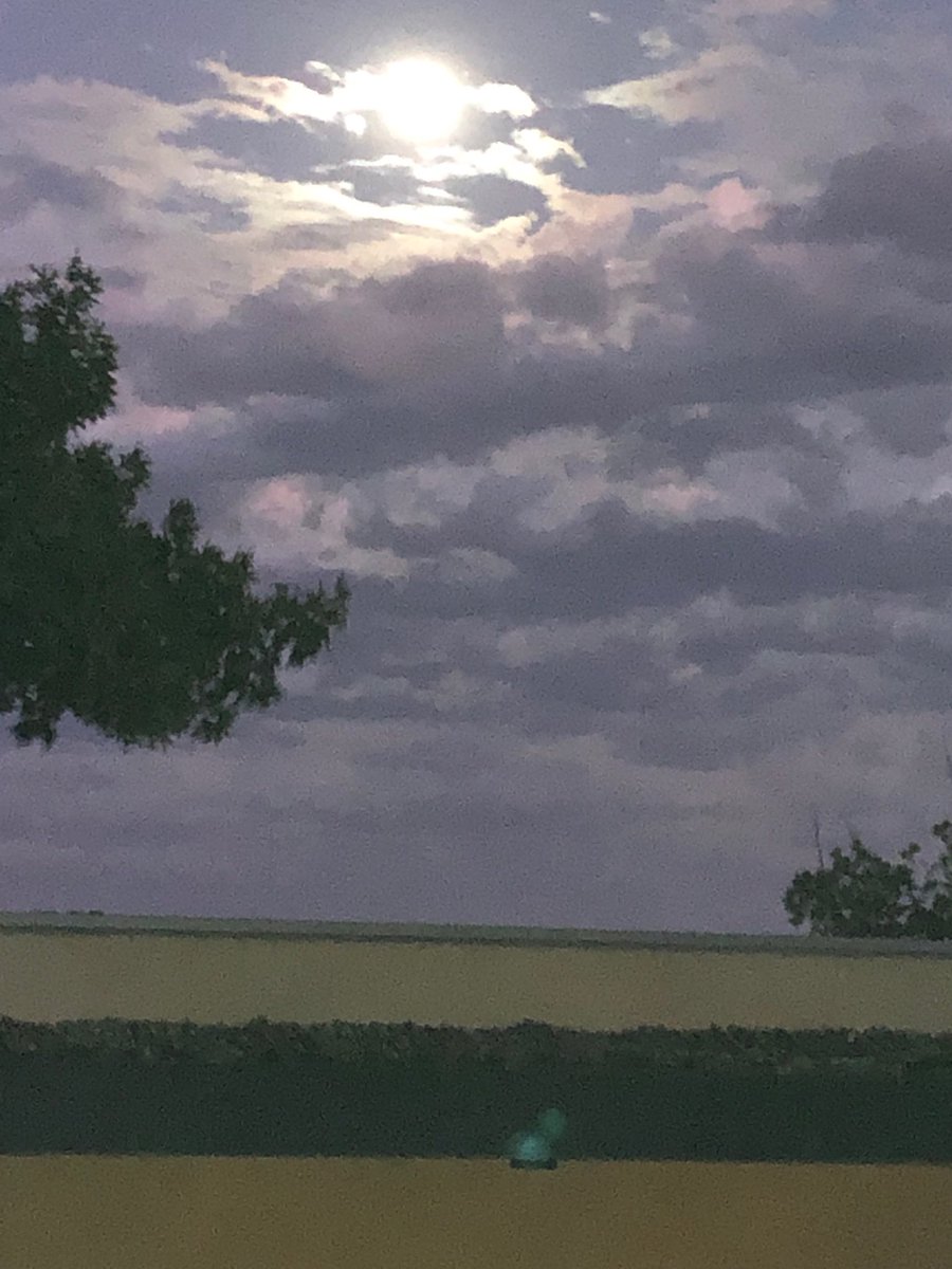 Tsleather's tweet photo. Another Marfa moonrise. #chinatiweekend https://t.co/kU9qwtnWi0
