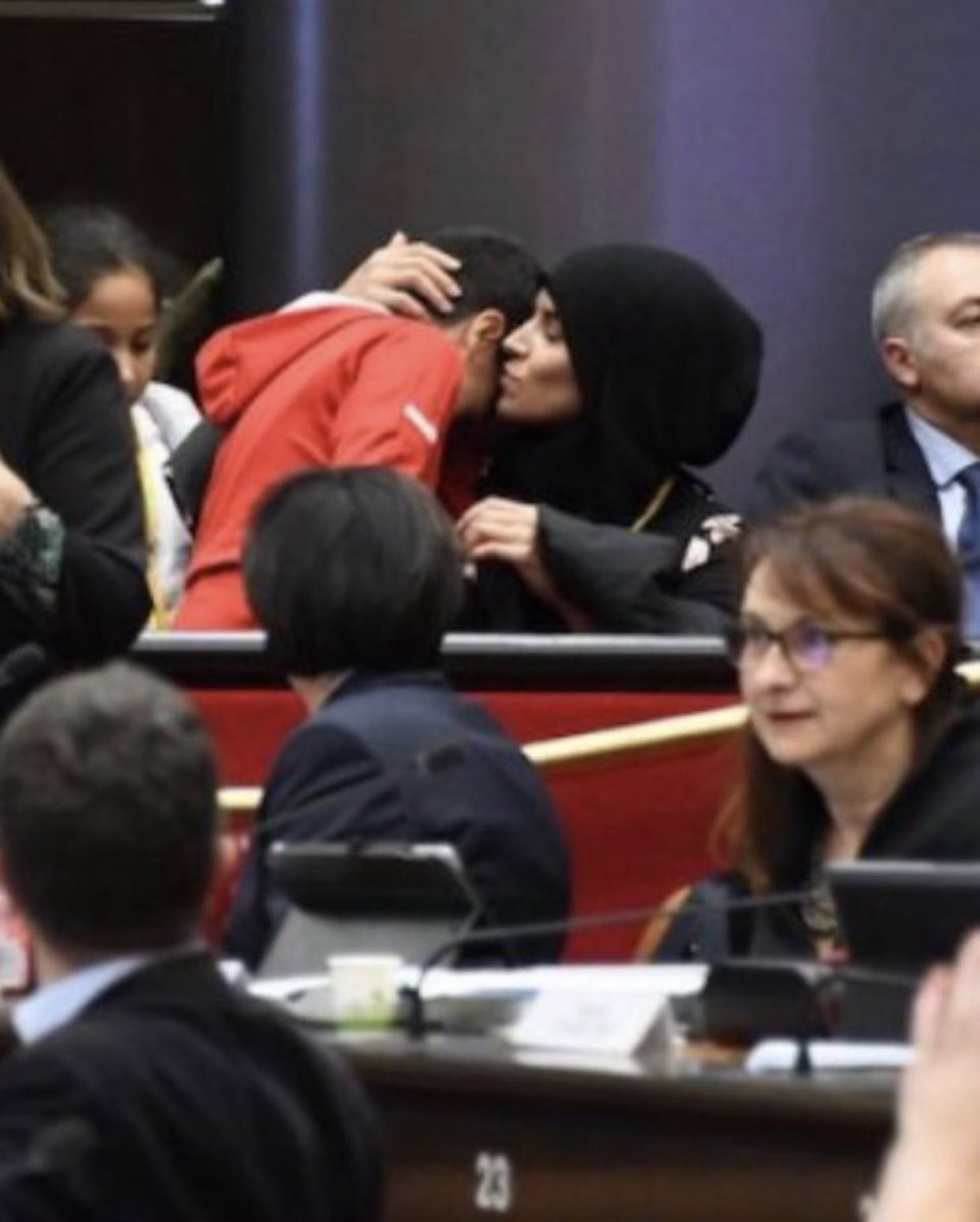 Medinrecords's tweet image. Les pierres qu&apos;on m&apos;a lancées, elles serviront de ricochet, on verra combien j&apos;fais quand la mer est agitée
les lettres d&apos;insultes que j&apos;ai reçues, on en fera du compost. La haine, c&apos;est comme le judo, faut battre l&apos;autre avec sa force