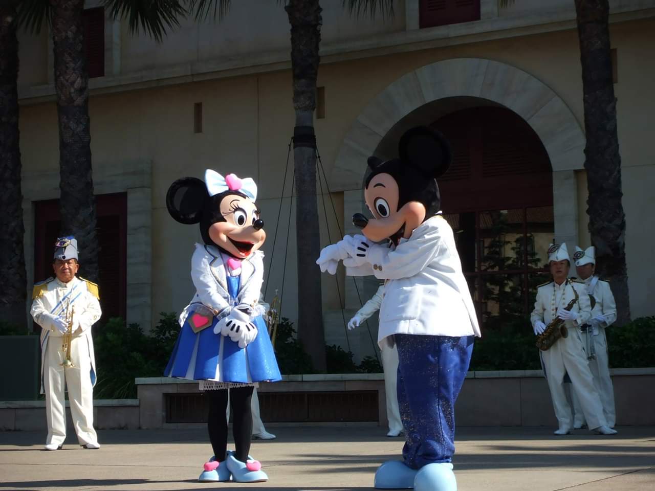 さおり 6年前の9月12日に初めてディズニーシー行ったときのアルバムを Fbで10月12日に作ってたらしく Fb開いたらいっぱい写真上がってきた 6年前もマリタイムバンドを見てたらしい ˊ艸ˋ そして ファンカストのハシモトさんにも