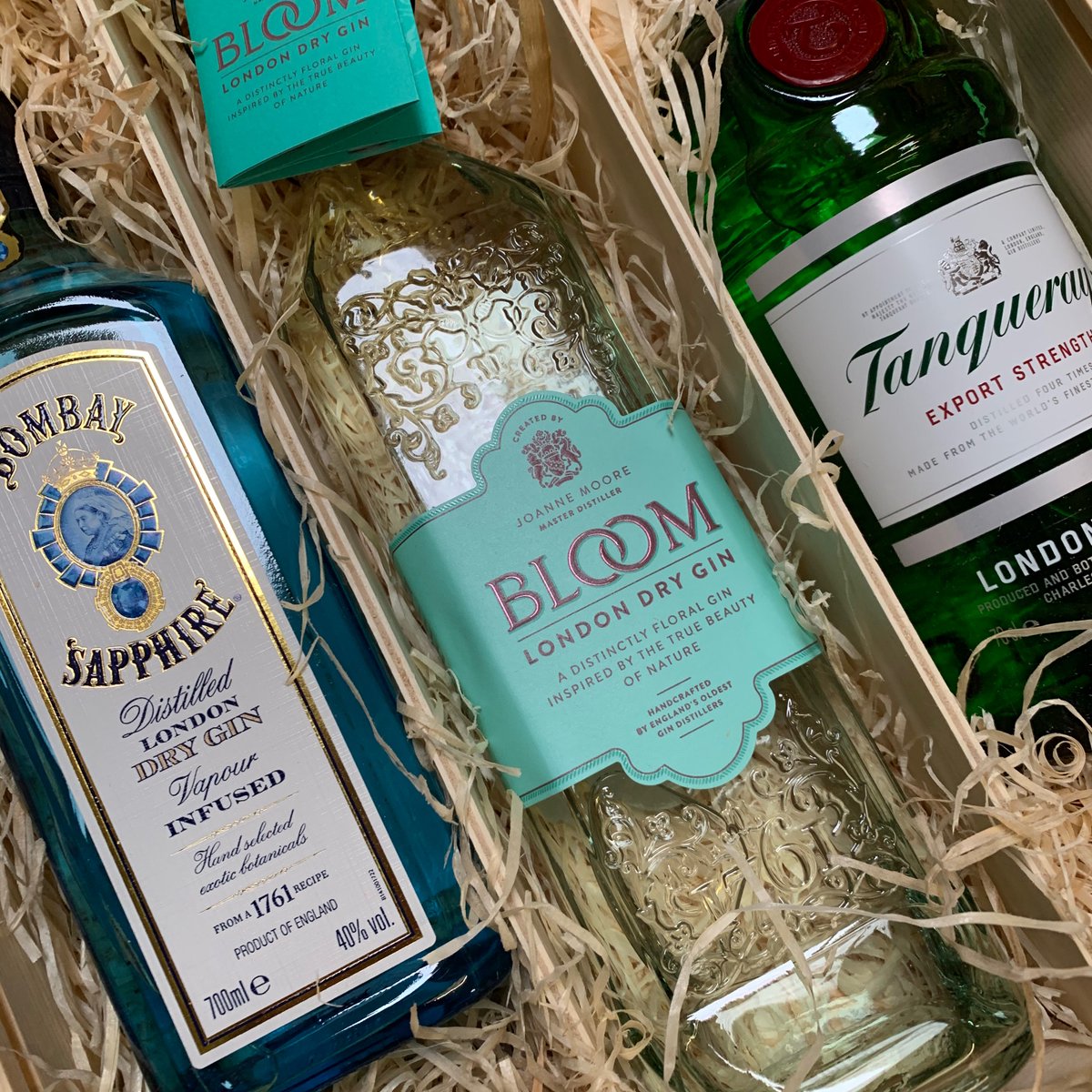 SparklingDirect's tweet image. This is a wonderful gift for any fan of gin. 3 bottles of #LondonDryGin - Bloom gin, Tanqueray gin and Bombay Sapphire all neatly presented in a sturdy wooden #GinGift box.
bit.ly/2nIaDgY

#BombayGin #TanquerayGin #BloomGin