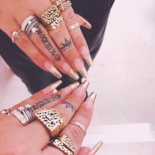 I was heading to @thegossipnailbar for some new nails when my van broke, so these will have to stay for a bit longer! Could be worse! Everyone keeps telling me I’ll need short nails when the baby comes, but I figure I can wipe my own ass so I’m sure I ca… ift.tt/2nE62fx