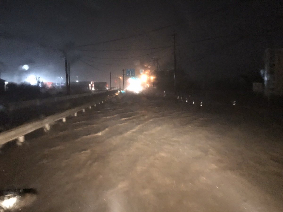 Sefybachi03's tweet photo. #台風19 
#東松山市 
市役所勤めの弟(夜勤対応)が消防署前から送ってきた映像
東武東上線変電所故障で踏切開かず

マジで弟頑張れ。 https://t.co/2Mr5y8hx9q