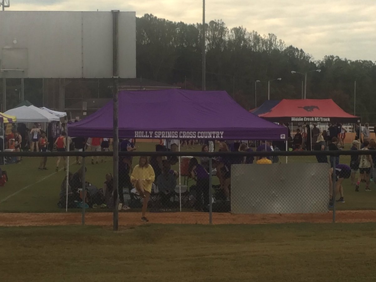 HSHSXC's tweet image. #HSHSXC parents problem solving and gettin’ it DONE! Bibs, shoe chips, tables, water, tent... all set up #GreatestParentsEver 💜💛