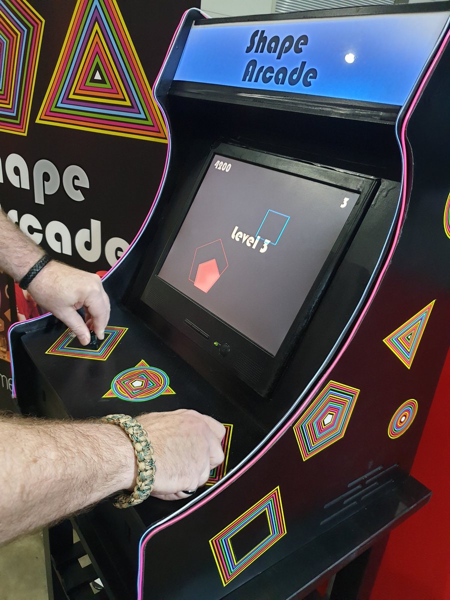 ATrueRuneatic's tweet photo. Ma fam and I checked out #shapearcade by @mattdeline today and had a lot of fun! Custom arcade cabinet with its own controllers, and a fun and intuitive game? Gimme https://t.co/dLjixYtHLQ