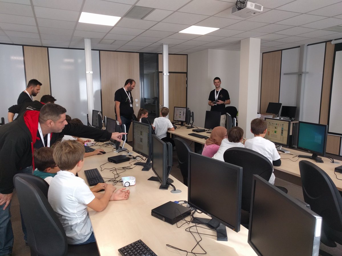.<a href="/Devoxx4Kids/">Devoxx4Kids</a> Clermont Ferrand c'est parti ! Les petits découvrent <a href="/ThymioII/">Thymio</a> 🤖