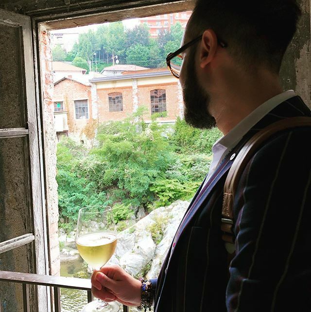 Ambiente industriale e spumantino delle tenute Sella
.
.
.
#italy #biella #factory #wine #sella #mario #bearded #leggenmario #business #marketing
Ph. @nicho__b ift.tt/33nK8wh