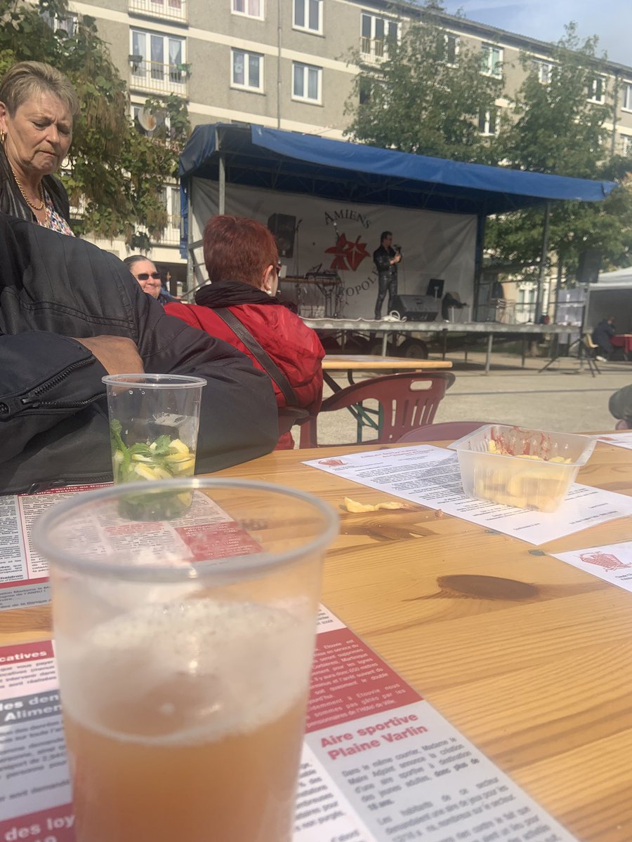 fontainelucien's tweet photo. Fête de l’automne quartier #etouvie les habitants ont un message pour madame La maire #amiens https://t.co/iznFALo16w
