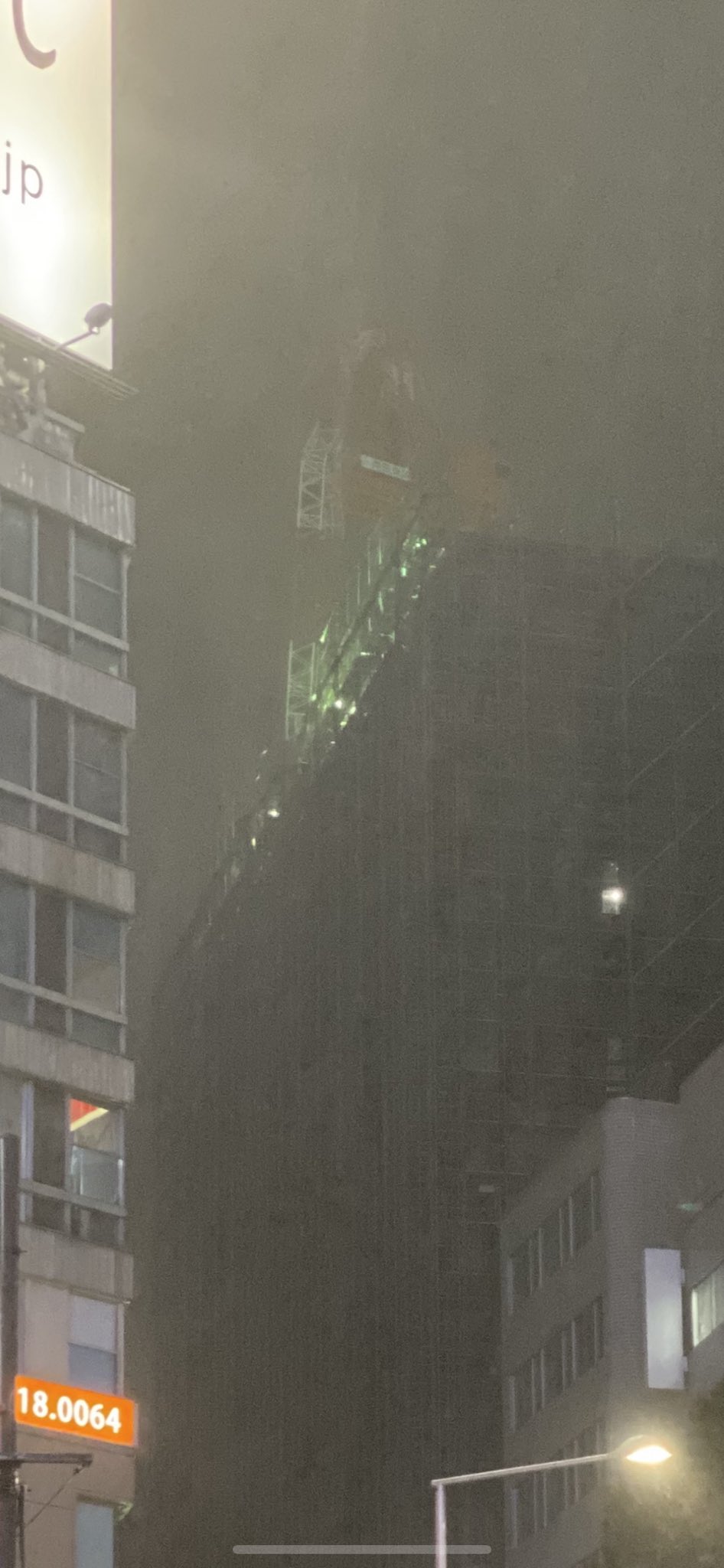 画像 渋谷宮益坂のビル屋上にあるクレーンが折れてる 台風19号 T Co Pinnr16p56 まとめダネ