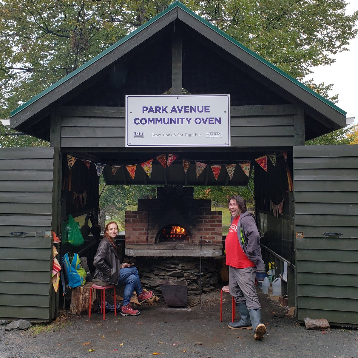 Open Oven today from 12 to 3pm (unless it is raining really bad later). It looks as if the morning rains are going to pass us by so the oven is lit and we will be here for anyone who want to come cook pizza! 🔥🍕❤ #parkoven