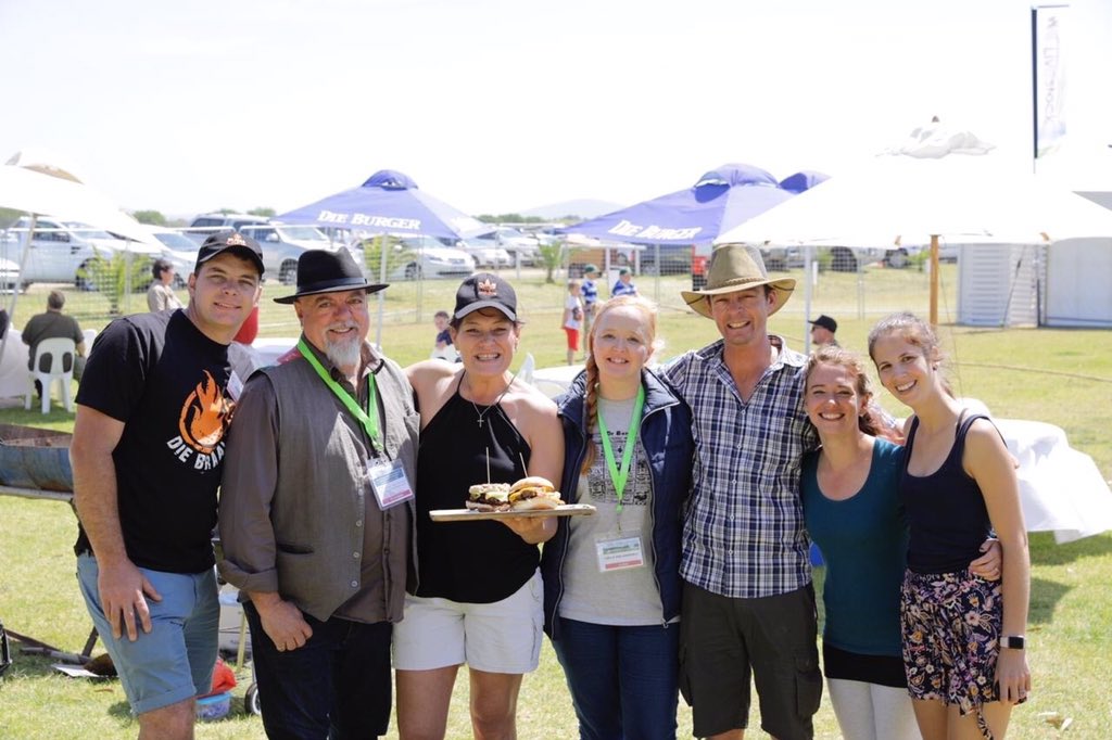 #Bou_n_burger wenner! Jacques Jordaan <a href="/BraaiCrew/">Die Braai Crew</a>, beoordelaar <a href="/PeteGW/">Pete Goffe-Wood</a>, Altia Slater (1ste), Lizelle van Jaarsveld van <a href="/Die_Burger/">DieBurger</a> #mediavennoot, Wouter Brand (2de), Anja Louw &amp; Marina Jordaan (3de). 
Dankie aan borge &amp; beoordelaars. Skryf in vir môre se braaibroodjiekompetisie.