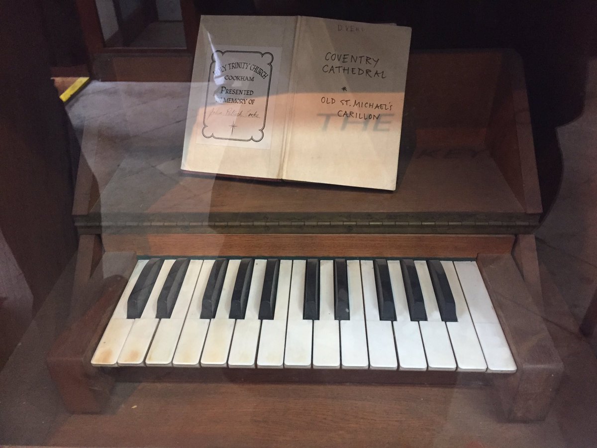 A tiny organ keyboard with 13 white keys & 10 black