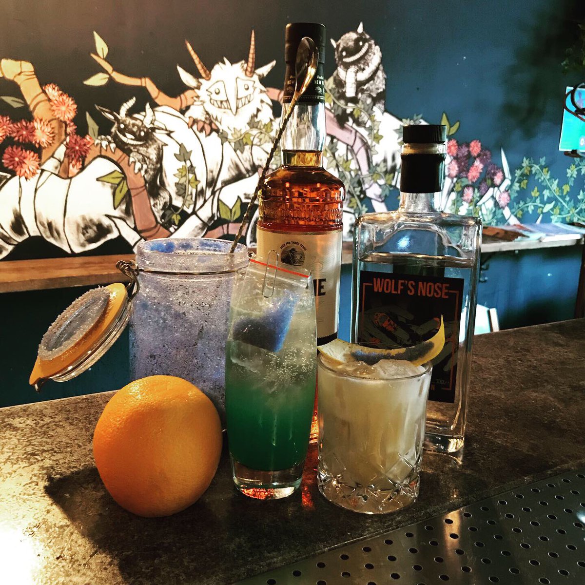 BatchBar's tweet photo. #elcamino #breakingbad #film about to start @BatchBar !
•
#heisenberg sour with @nydistilling #ragtimerye 
•
#bluesky with @talentedmrfox @WolfsNose gin, lemon, blue curaćao and Prosecco.
•
💥💥💥🕵️‍♂️ #film #screenning #movie #pinkman #batch #batchbar #peckham #dulwhichwolf https://t.co/R9BrziX0Dk